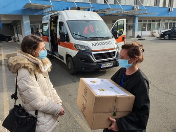 Бургаски медици на първа линия получиха дарение…