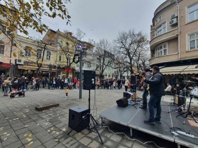 Доброто празнично настроение идва с хубавата музика…
